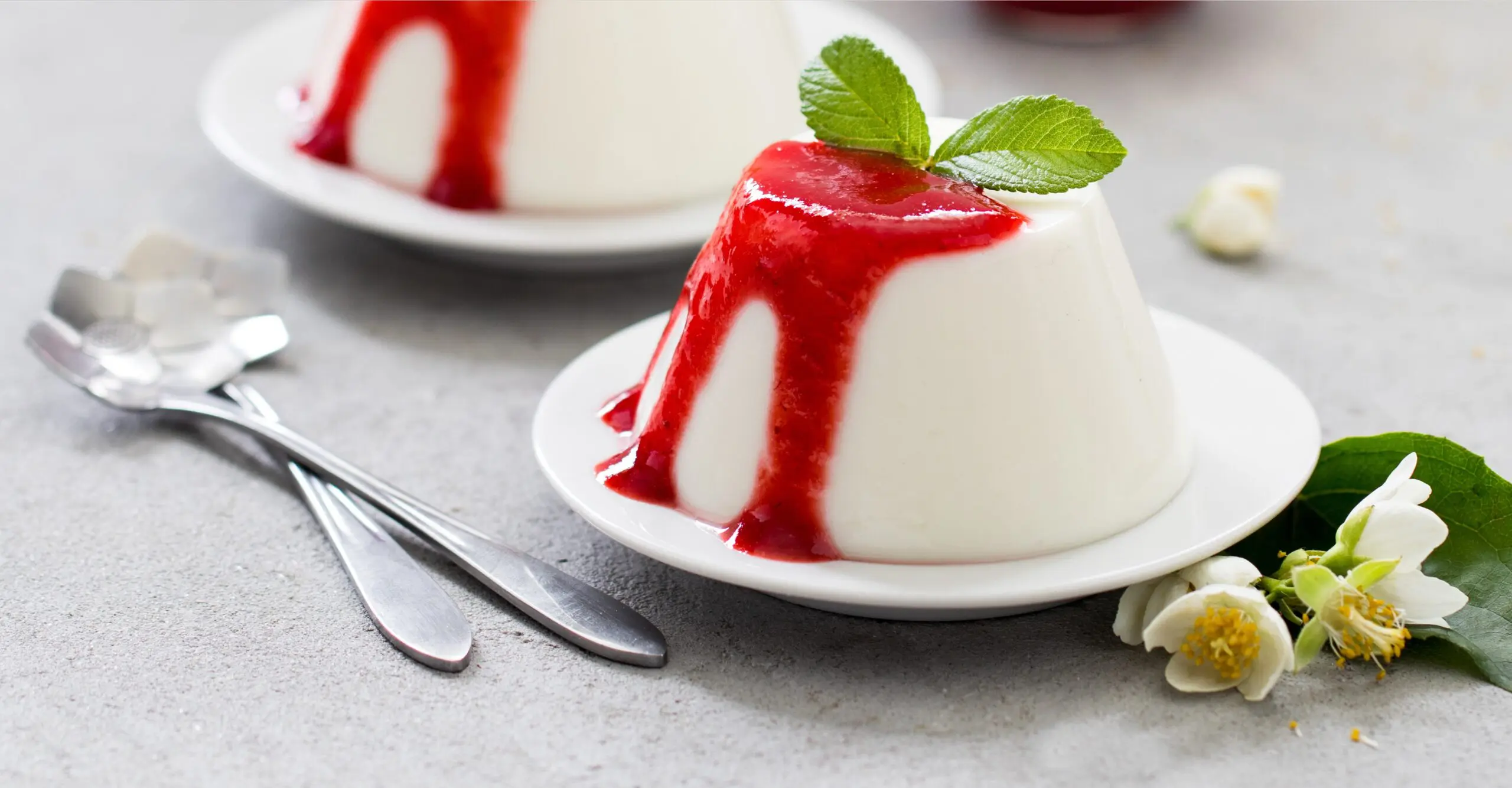 Italian,Dessert,Panna,Cotta,Vanilla,With,Strawberry,Sauce,On,A