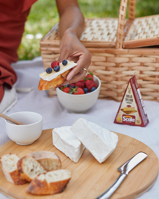 Alimentos e frutas com queijo Brie