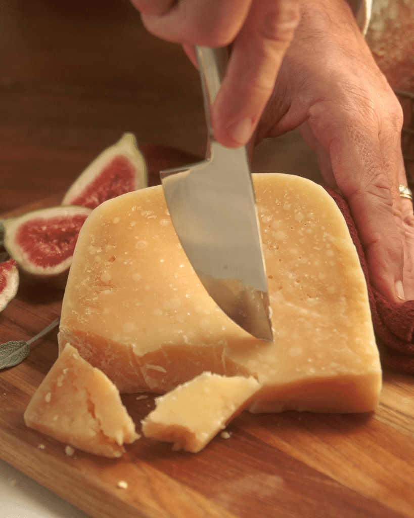 cortando pedaços de queijo parmesão Scala