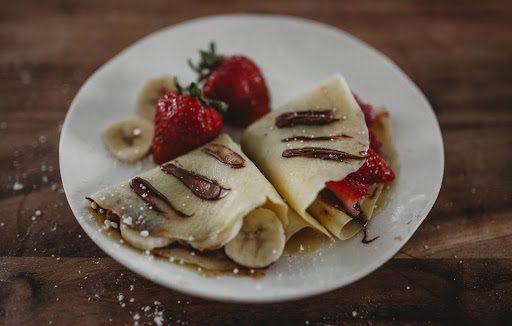 Crepe com chocolate e frutas